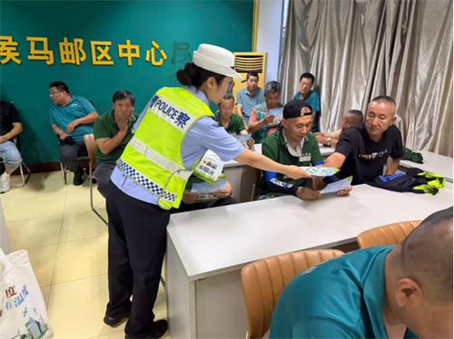 【企业安全警示教育】安全宣讲进邮政 警企携手筑防线——侯马交警深入邮政企业开展交通安全宣传活动(图3)